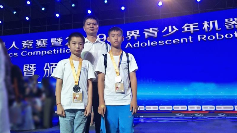 重大消息：实小学子荣膺机器人国赛银牌、省赛冠军